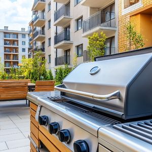barbecue dans la cour d'un immeuble d'habitation