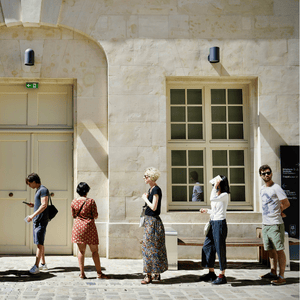 Habitants devant un immeuble – illustration du fonctionnement des copropriétés