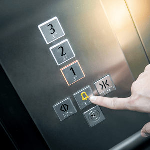Bouton de téléalarme dans une cabine d’ascenseur