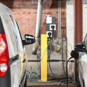 Bornes de recharge pour voitures électriques installées dans le parking d'une copropriété