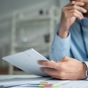 Contrat de syndic et documents comptables illustrant les obligations de bonne foi et d'information sur les honoraires