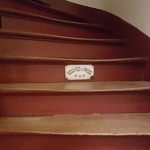 escalier dans un immeuble en copropriété illustrant la suppression du service de conciergerie